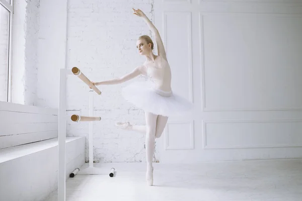 Jovem bailarina na aula de balé — Fotografia de Stock