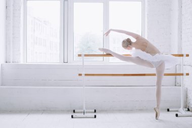 Genç balerin bale sınıf