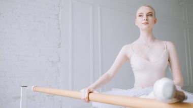 Genç balerin bale sınıf