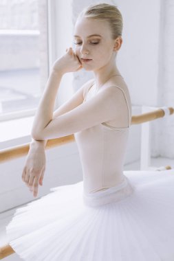 Genç balerin bale sınıf