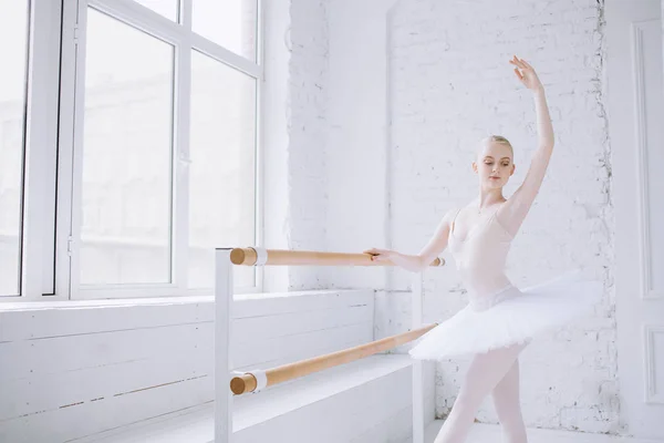 Giovane ballerina in classe di danza classica — Foto Stock