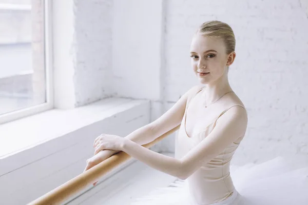 Jeune ballerine en cours de ballet — Photo