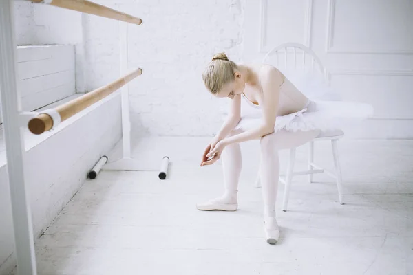 Bailarina joven en clase de ballet —  Fotos de Stock