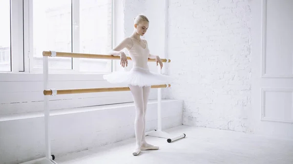 Jovem bailarina na aula de balé — Fotografia de Stock