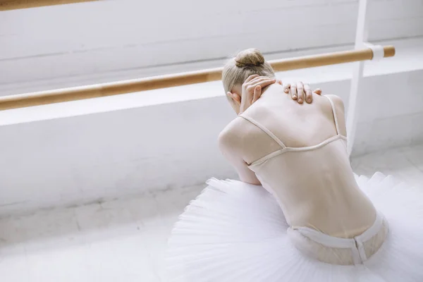 Giovane ballerina in classe di danza classica — Foto Stock