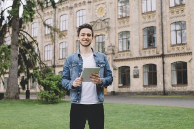 Öğrenciler üniversite yakınında