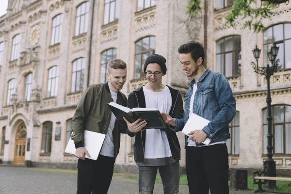 Studenten in der Nähe der Universität — Stockfoto