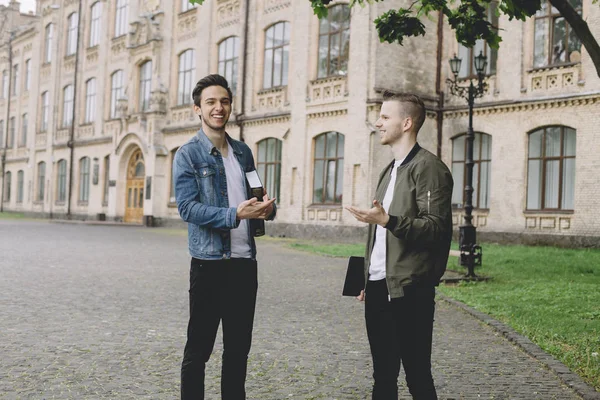 Studenten in de buurt van Universiteit — Stockfoto