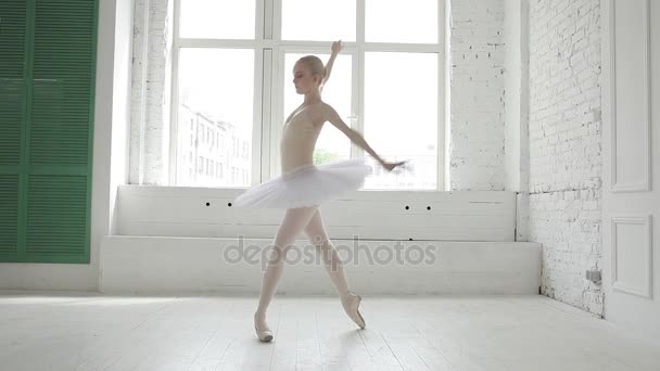 Jonge ballerina in het ballet klas — Stockvideo