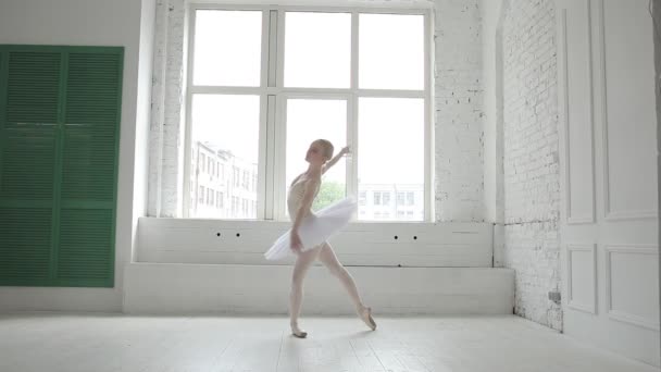 Jovem bailarina na aula de balé — Vídeo de Stock