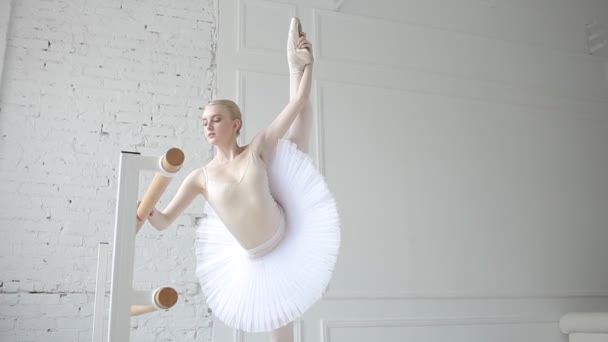 Молодая балерина балетного класса — стоковое видео
