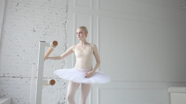 Молодая балерина балетного класса — стоковое видео
