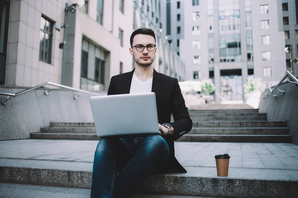 El joven empresario en una ciudad —  Fotos de Stock