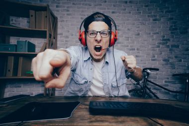 Evde oyun oynarken ve akarsu playthrough ya da yürüyüş genç adam