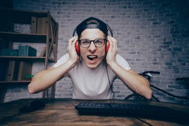 Evde oyun oynarken ve akarsu playthrough ya da yürüyüş genç adam