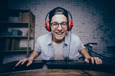 Evde oyun oynarken ve akarsu playthrough ya da yürüyüş genç adam