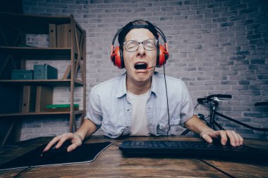 Evde oyun oynarken ve akarsu playthrough ya da yürüyüş genç adam