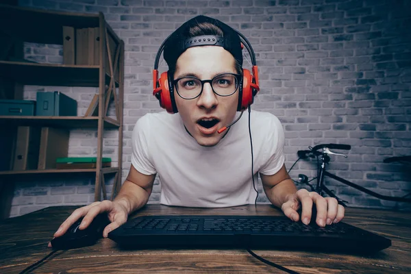 Evde oyun oynarken ve akarsu playthrough ya da yürüyüş genç adam