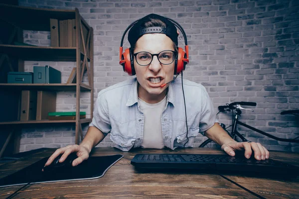 Junger Mann spielt Spiel zu Hause und streamt Playthrough oder zu Fuß — Stockfoto