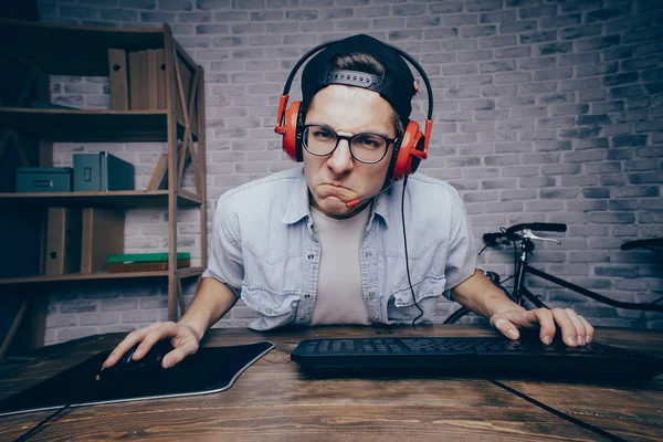 Junger Mann spielt Spiel zu Hause und streamt Playthrough oder zu Fuß — Stockfoto