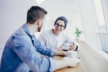 Adamlar önünde pencere yakınındaki tablo oturuyorsun