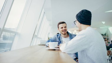 Adamlar önünde pencere yakınındaki tablo oturuyorsun