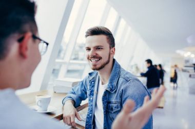Adamlar önünde pencere yakınındaki tablo oturuyorsun