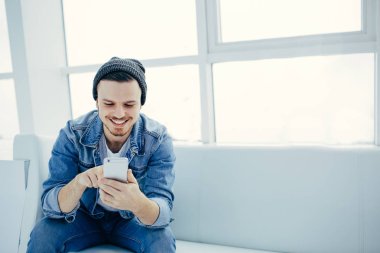 telefon ile bir kafede oturan başarılı iş adamı