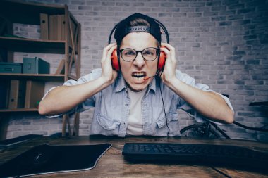 Evde oyun oynarken ve akarsu playthrough ya da yürüyüş genç adam