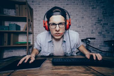 Evde oyun oynarken ve akarsu playthrough ya da yürüyüş genç adam