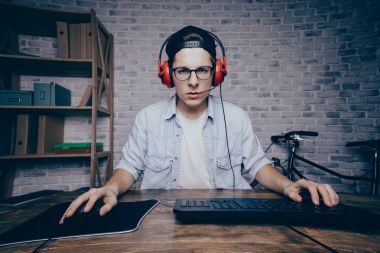 Evde oyun oynarken ve akarsu playthrough ya da yürüyüş genç adam