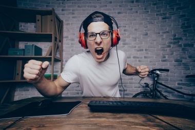 Evde oyun oynarken ve akarsu playthrough ya da yürüyüş genç adam