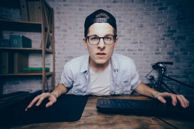 Evde oyun oynarken ve akarsu playthrough ya da yürüyüş genç adam