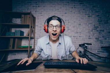 Evde oyun oynarken ve akarsu playthrough ya da yürüyüş genç adam