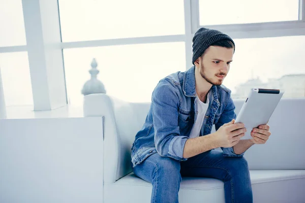 Succesvolle zakenman zitten in een cafe met tablet — Stockfoto