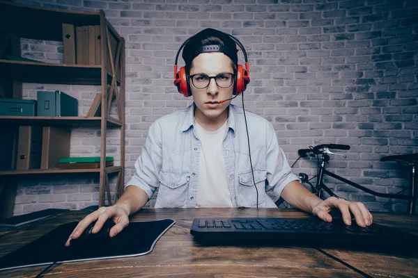 Evde oyun oynarken ve akarsu playthrough ya da yürüyüş genç adam