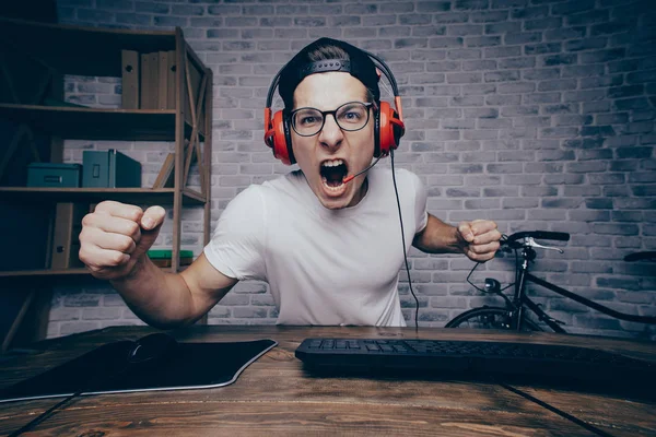 Evde oyun oynarken ve akarsu playthrough ya da yürüyüş genç adam