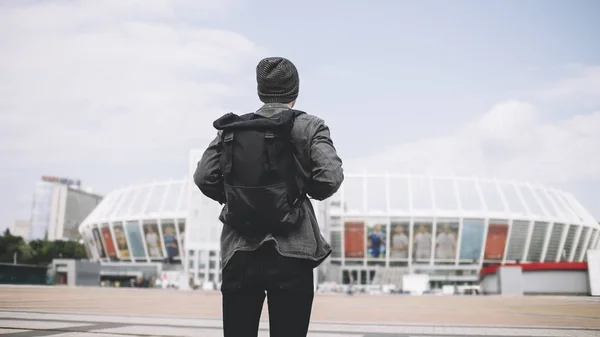 Aantrekkelijke toeristische in stad — Stockfoto