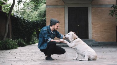 Bir adam ile bir köpek