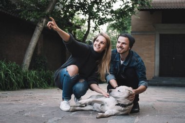 Bir adam ile bir köpek