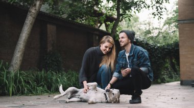 Bir adam ile bir köpek