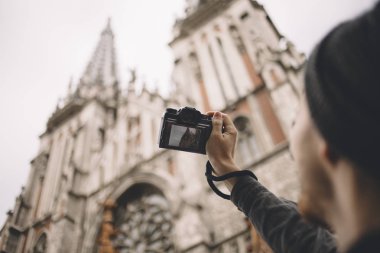 Deneyimli gezginin bu şehirde bulunan eski kilise bazı fotoğraf çekmek