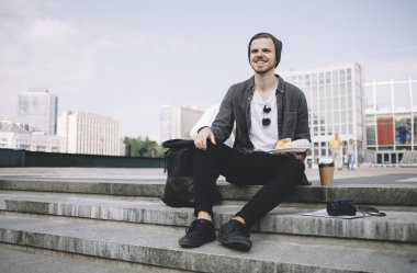 Adam gerçekten mutludur.