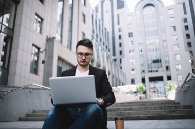 Şehirde bir iş adamı