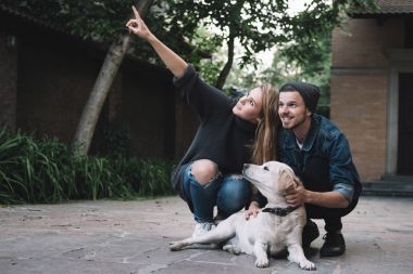 Bir adam ile bir köpek