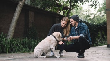 Bir adam ile bir köpek