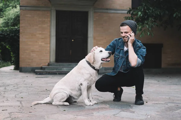 Bir adam ile bir köpek