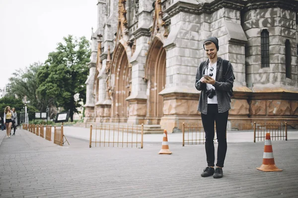 Ervaren reiziger heeft maakte een stop op de stoep in de buurt van de oude kerk — Stockfoto