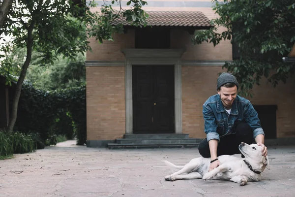 Un ragazzo con un cane — Foto Stock