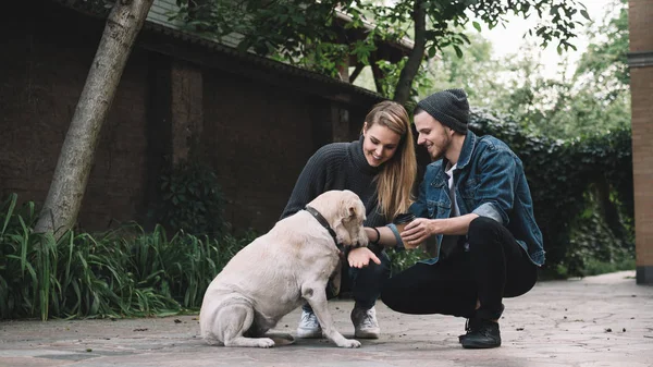 Bir adam ile bir köpek